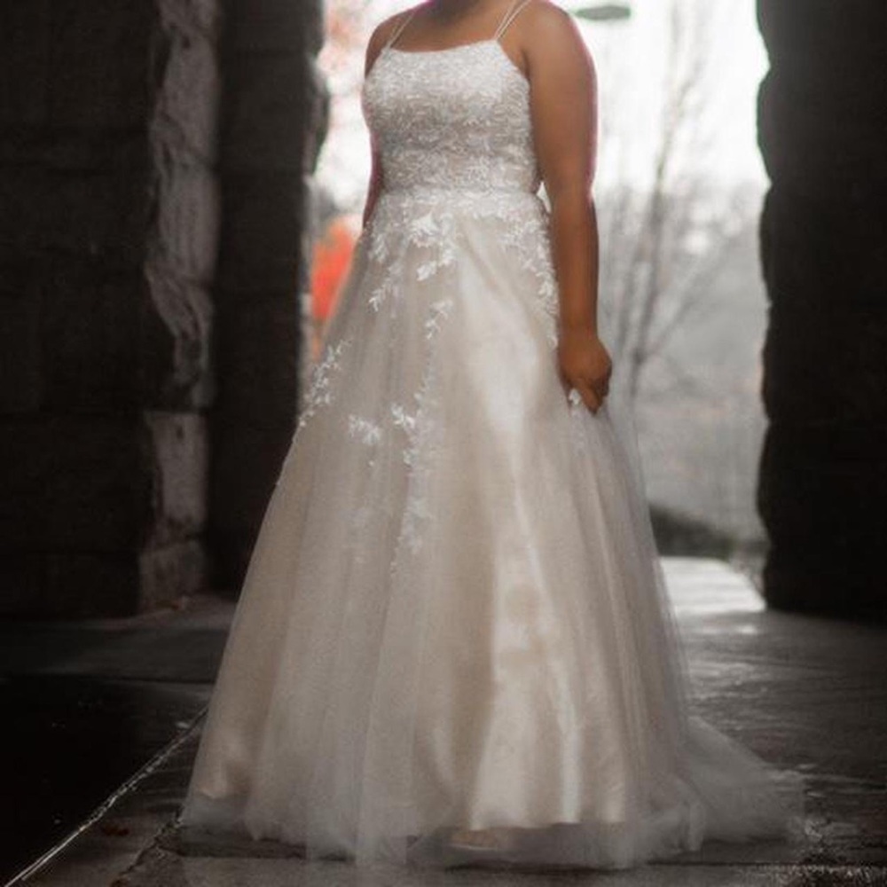beautiful off-white/champagne prom dress